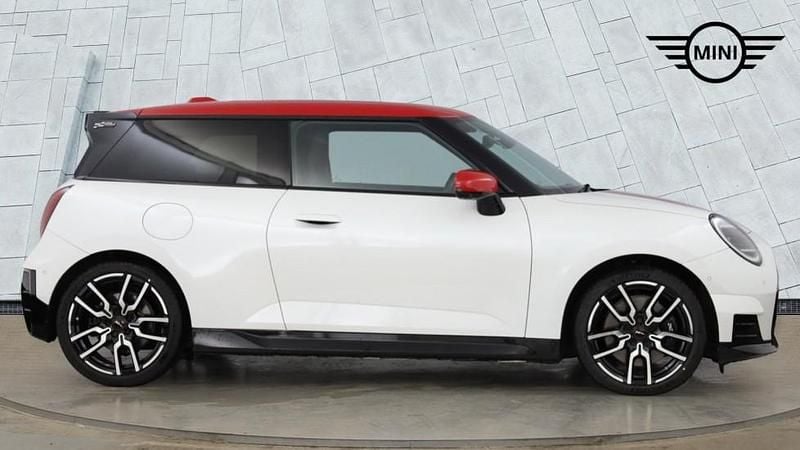Begagnad Mini Cooper Hatch 133 kW (181 HK) 2024 Vit Halvkombi
