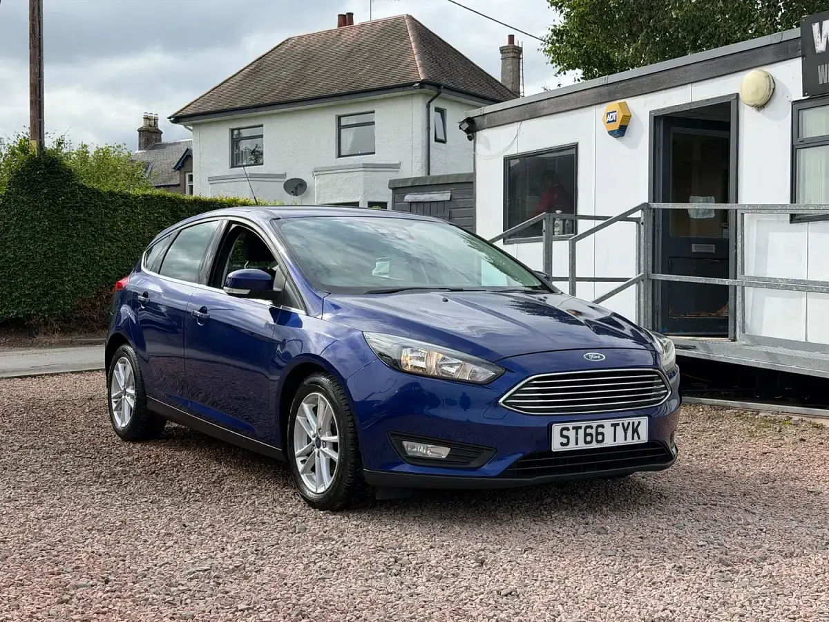 Used Ford Focus Zetec 125 HP (91 kW) 2016 Blue Hatchback