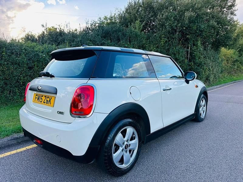 Begagnad Mini ONE Hatch 102 HK (75 kW) 2015 Vit Halvkombi