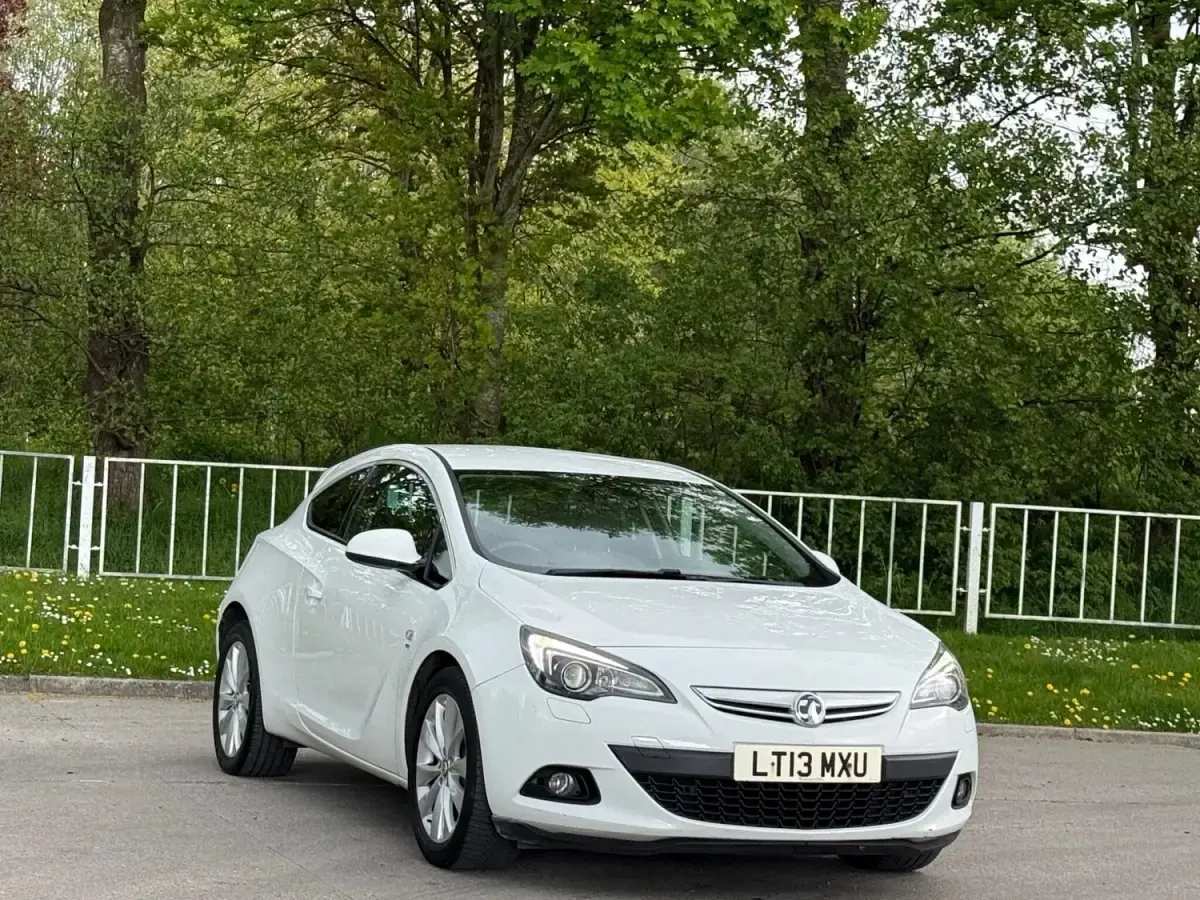 Second-hand Vauxhall Astra GTC SRi 140 CP (102 kW) 2013 Alb Hatchback