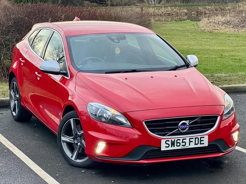 Used Volvo V40 R-Design 190 HP (139 kW) 2015 Red Hatchback