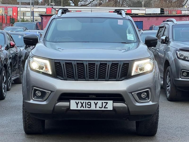 Used Nissan Navara Tekna 190 HP (139 kW) 2019 Grey Pickup