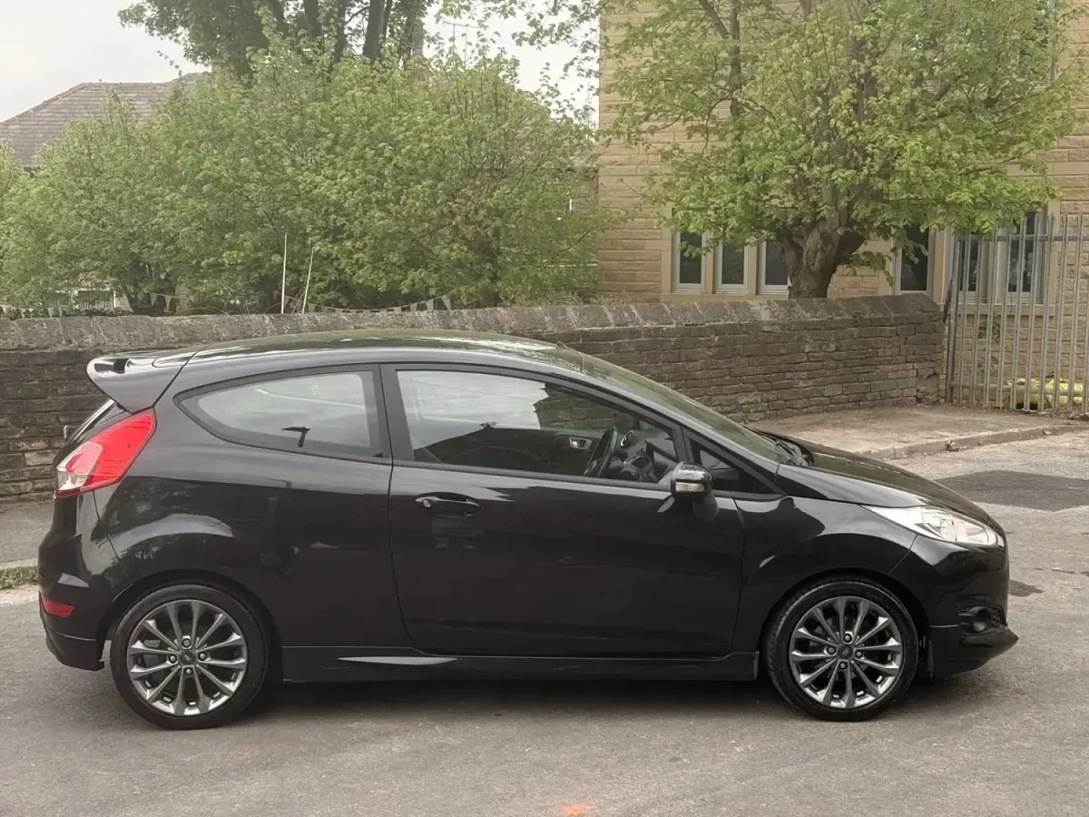 Usado Ford Fiesta Zetec 125 HP (91 kW) 2015 Preto Citadino