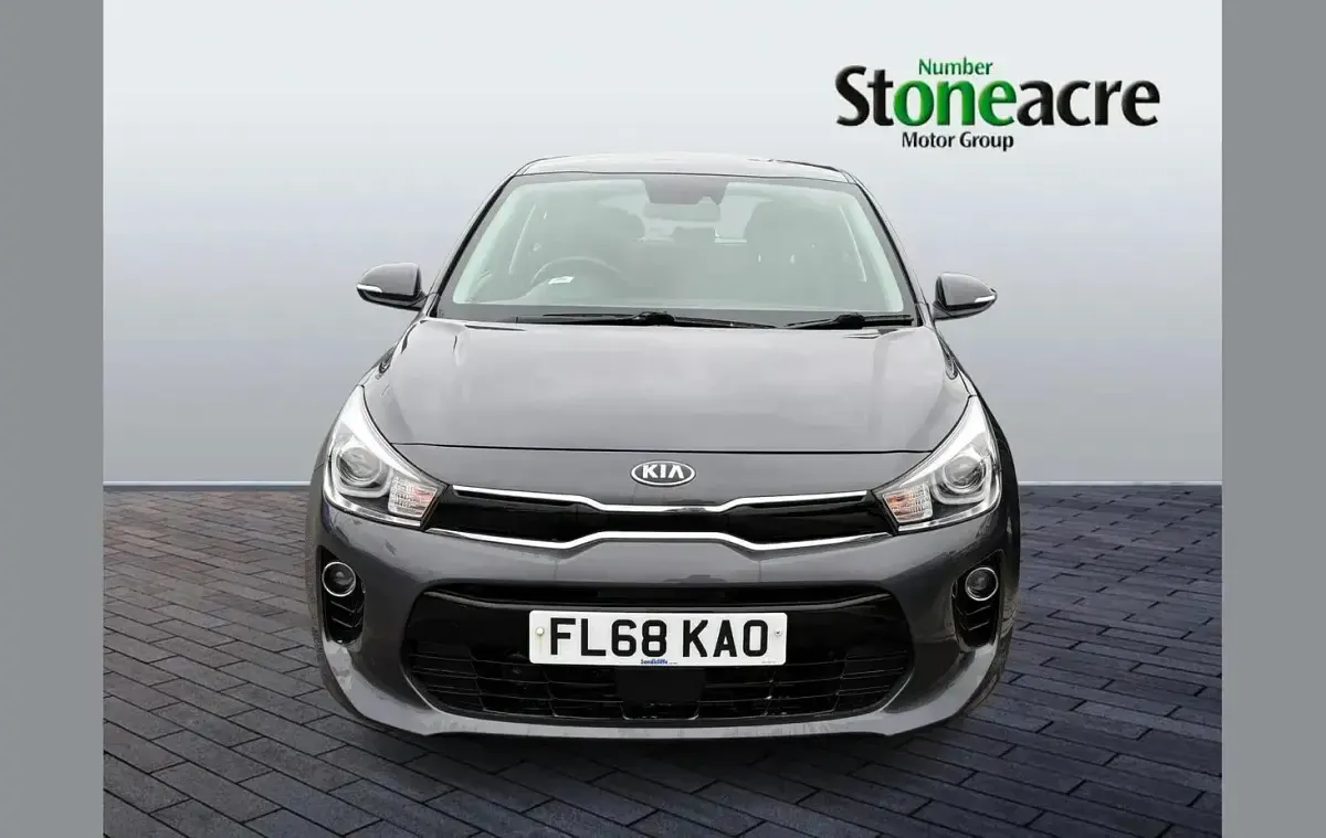 Usado Kia Rio 100 CV (73 kW) 2018 Gris Utilitario