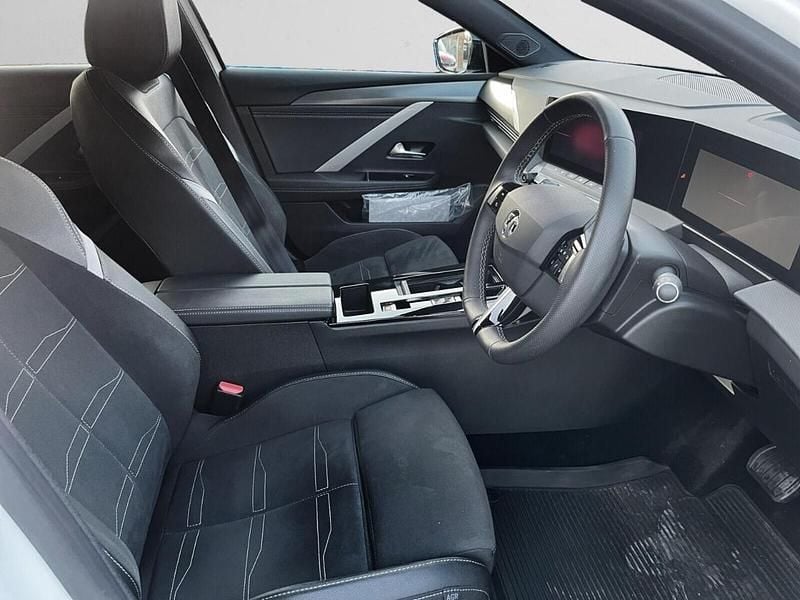 Used Vauxhall Astra Ultimate 128 HP (94 kW) 2025 White Hatchback