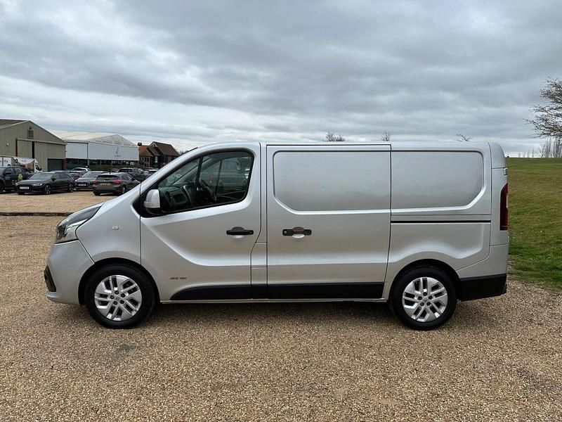 Used Renault Trafic 2015 Silver MPV