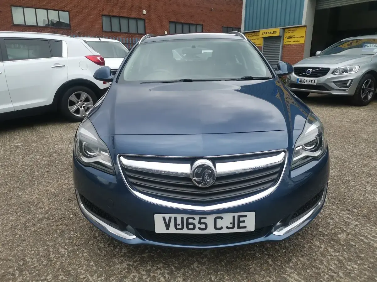 Used Vauxhall Insignia Design Edition 136 HP (100 kW) 2016 Blue Estate
