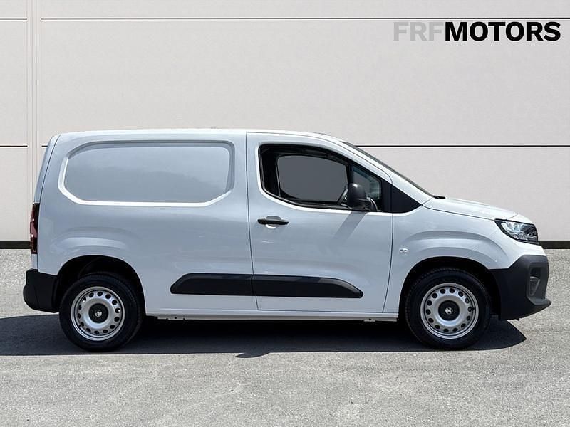 New Vauxhall Combo 100 HP (73 kW) 2025 P0pr kaolin white MPV