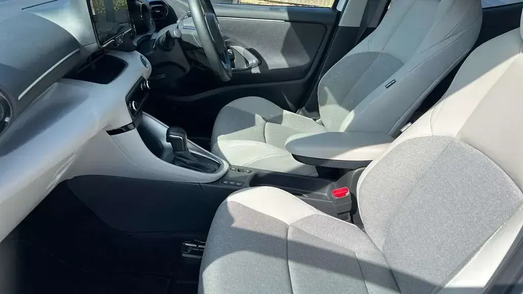 Second-hand Toyota Yaris Hybrid 116 CP (85 kW) 2023 Alb Hatchback