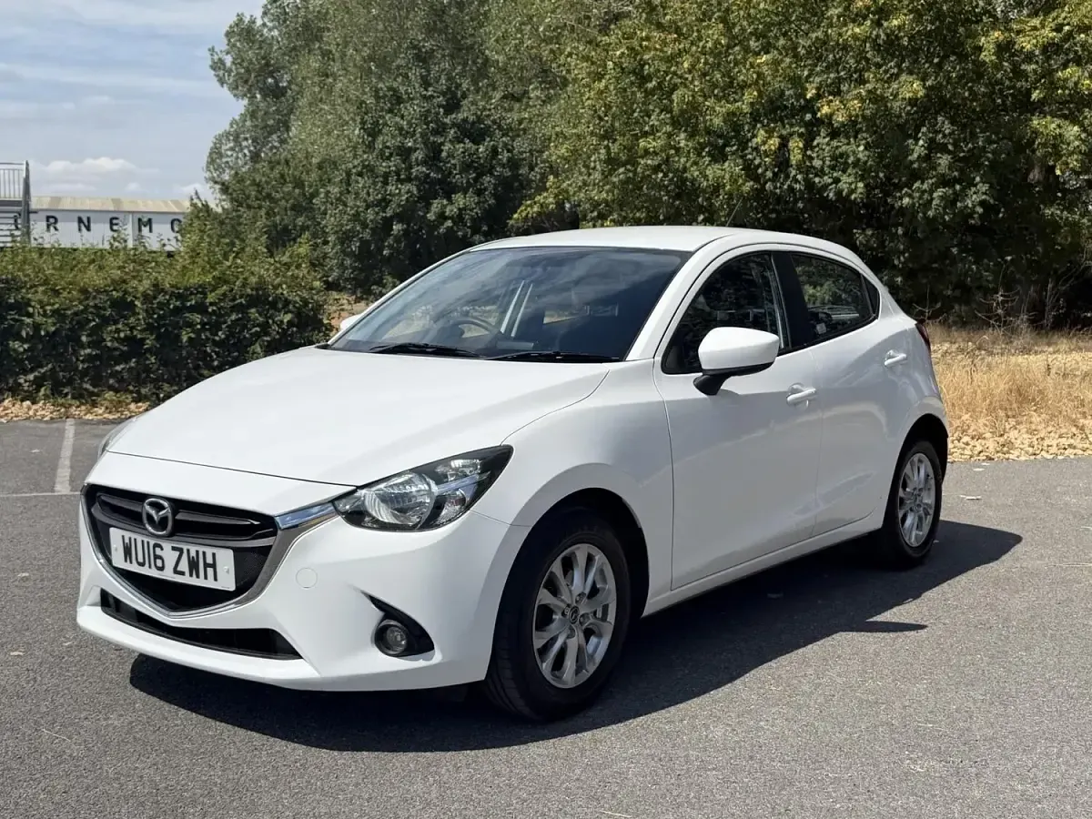 Used Mazda 2 75 HP (55 kW) 2016 White Hatchback