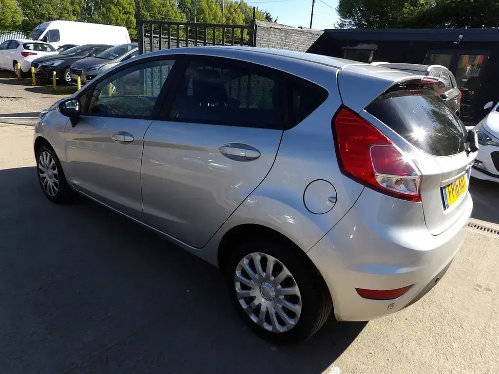 Käytetty Ford Fiesta Style 75 HP (55 kW) 2016 Hopea Viistoperä