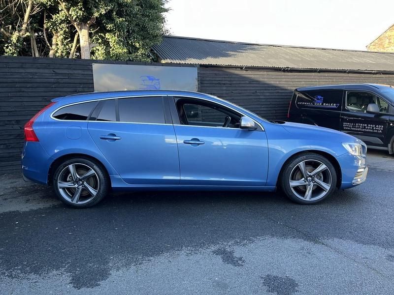 Usado Volvo V60 R-Design 181 CV (133 kW) 2015 Azul Familiar