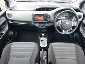Used Toyota Yaris 99 HP (72 kW) 2017 Red Hatchback