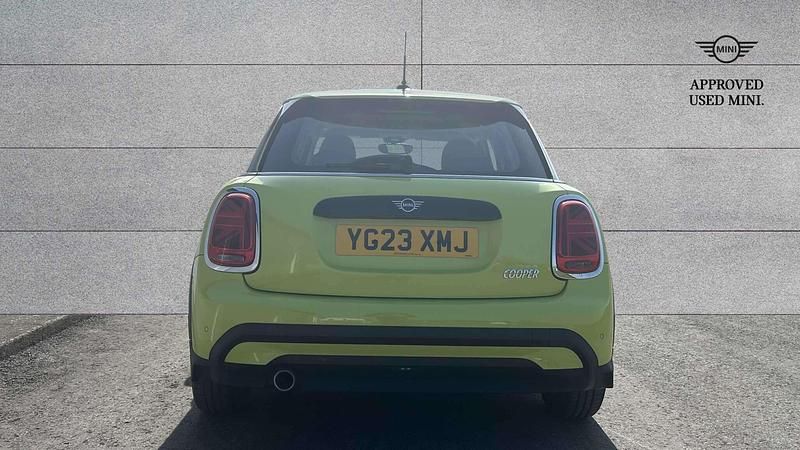 Usado Mini Cooper Classic 134 HP (98 kW) 2023 Amarelo Citadino