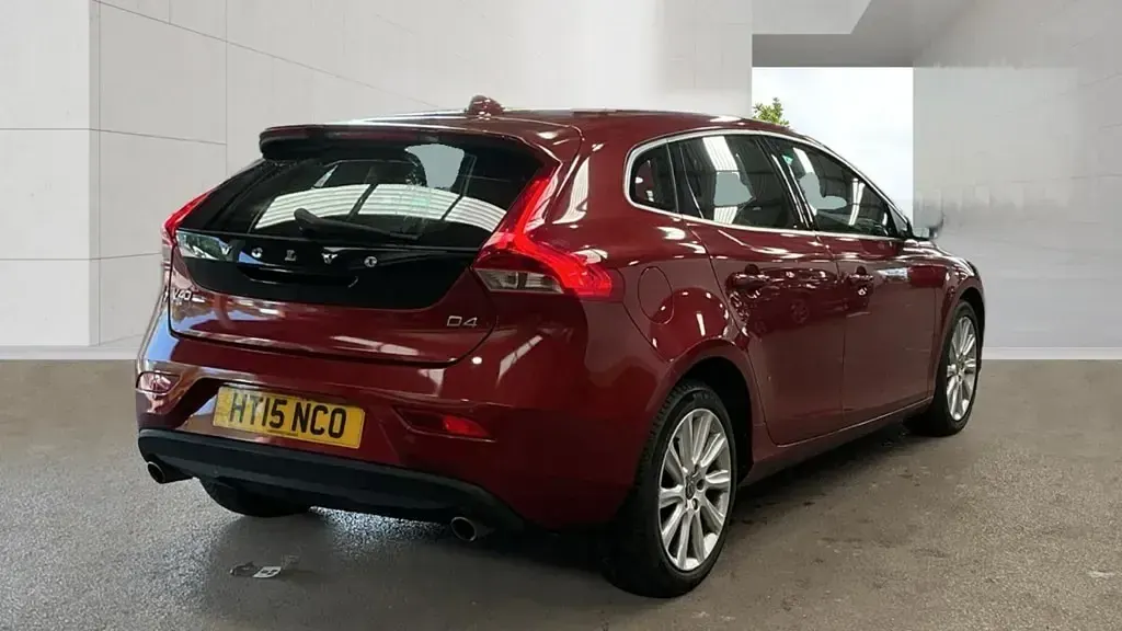 Used Volvo V40 SE Lux 190 HP (139 kW) 2015 Red Hatchback