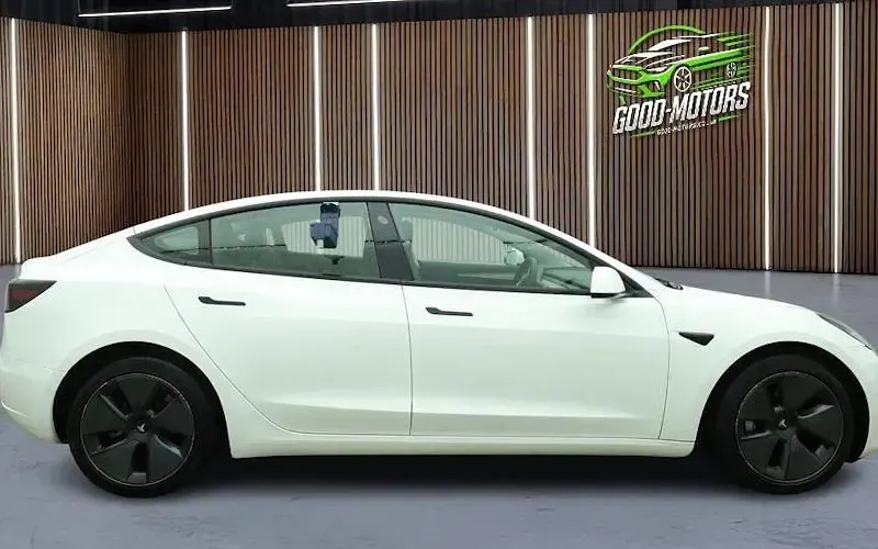 Używany Tesla Model 3 Standard Range 180 kW (245 KM) 2021 Sedan/Limuzyna