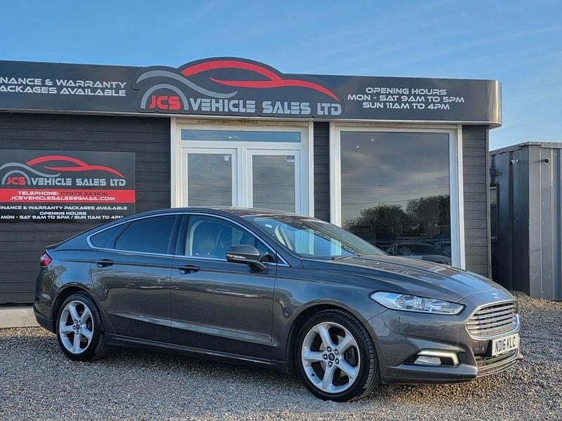 Usado Ford Mondeo Titanium 150 HP (110 kW) 2016 Cinzento Citadino