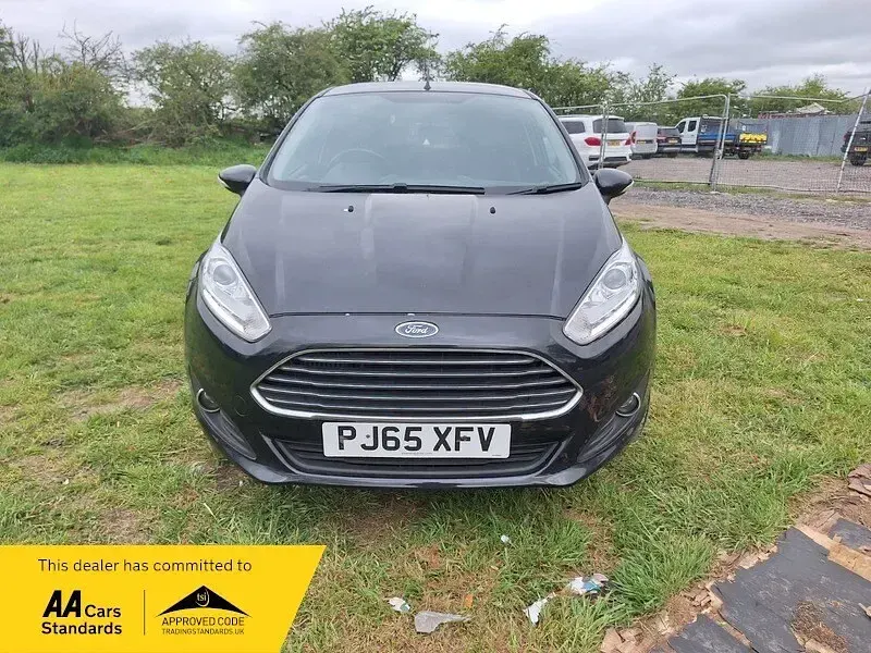 Begagnad Ford Fiesta Zetec 100 HK (73 kW) 2015 Svart Halvkombi