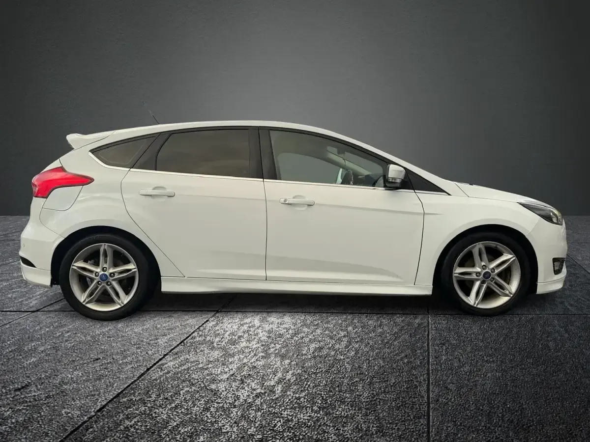 Used Ford Focus Zetec 2015 White Hatchback