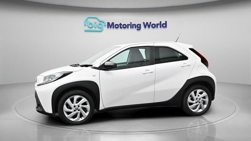 Used Toyota Aygo X PURE 72 HP (52 kW) 2022 White SUV