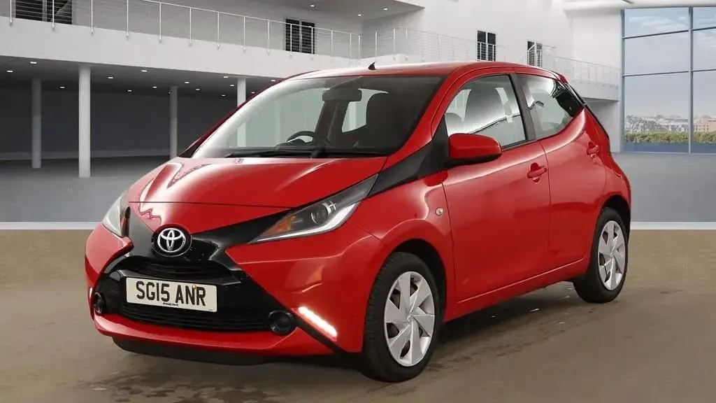 Używany Toyota Aygo X-play 69 KM (50 kW) 2015 Czerwony Hatchback