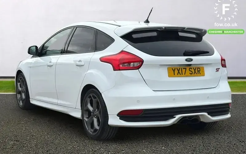 Used Ford Focus ST 250 HP (183 kW) 2016 White Hatchback