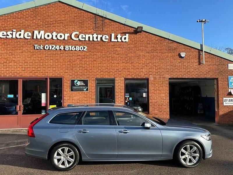 Used Volvo V90 Momentum 190 HP (139 kW) 2018 Blue Estate