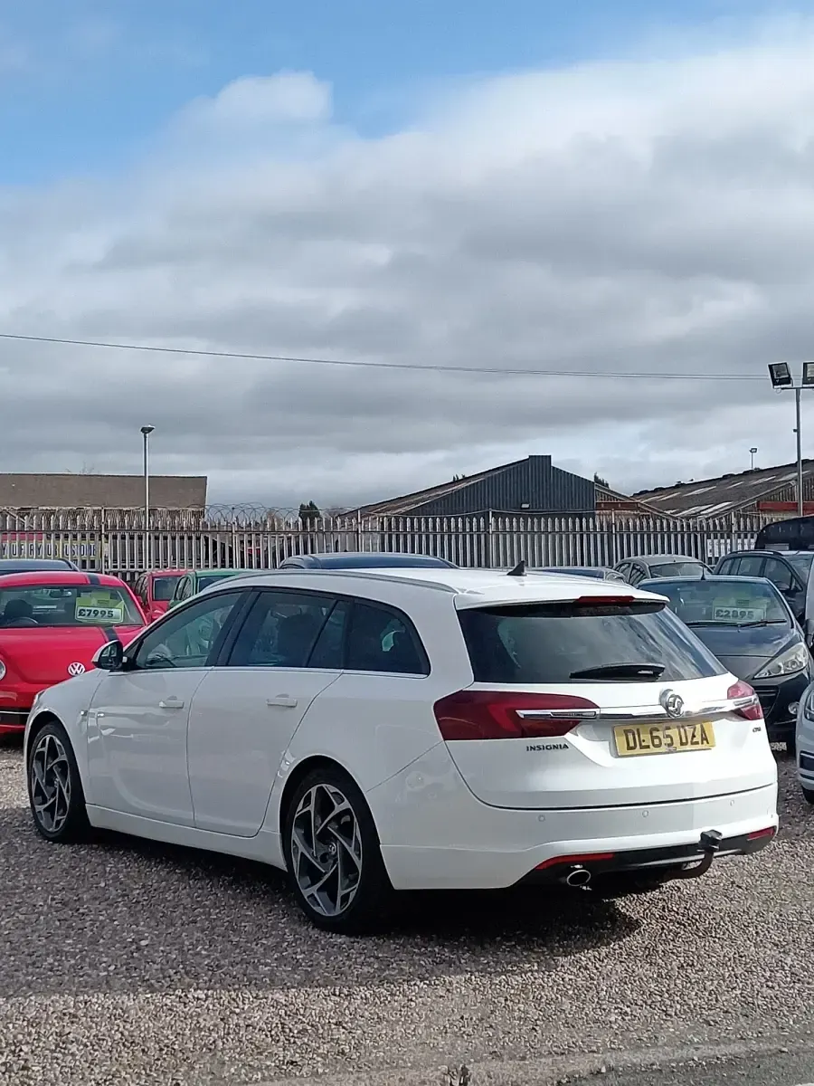 Used Vauxhall Insignia SRi 2015 White Estate