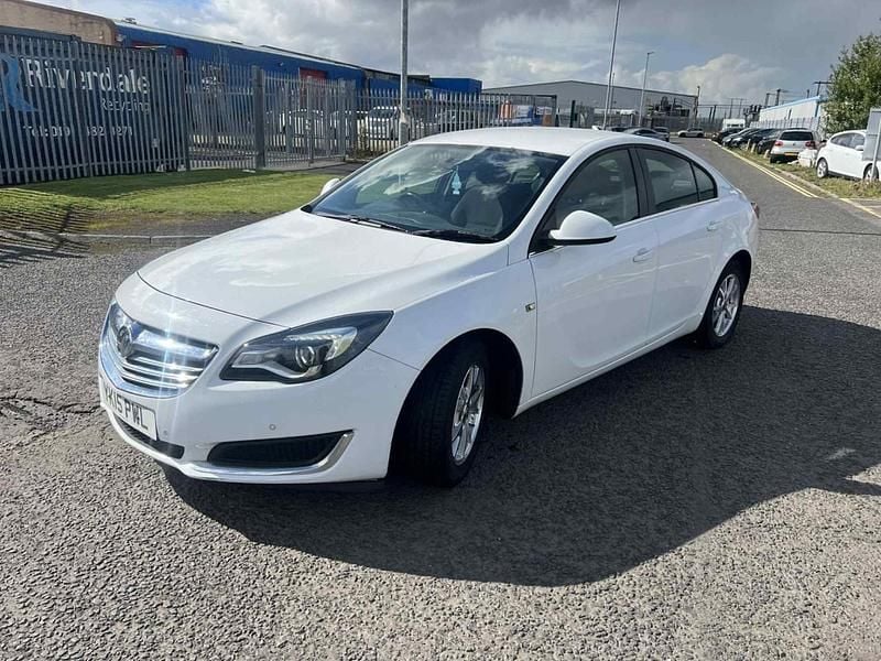 Used Vauxhall Insignia Design Edition 140 HP (102 kW) 2015 White Hatchback