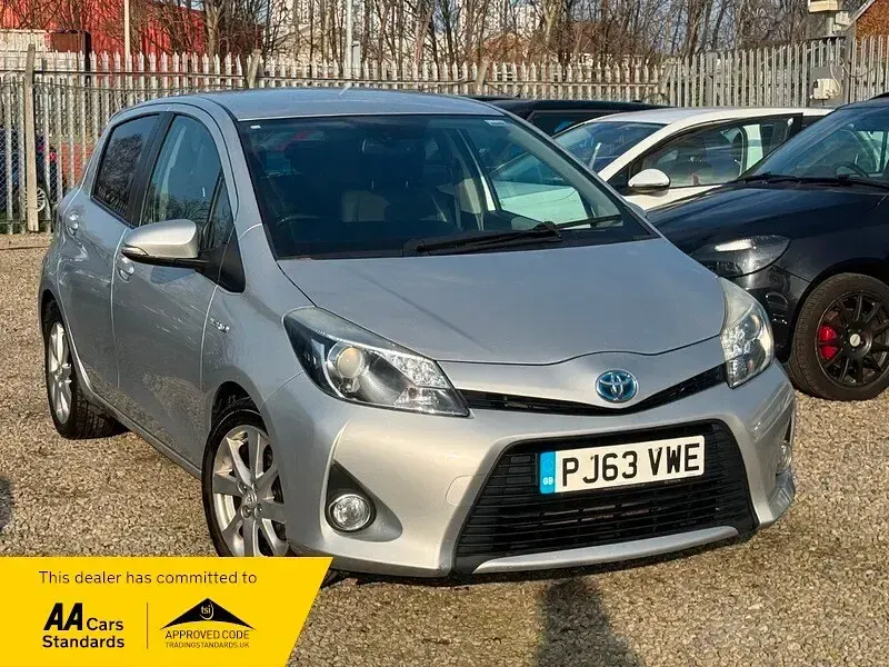 Used Toyota Yaris 101 HP (74 kW) 2013 Silver Hatchback