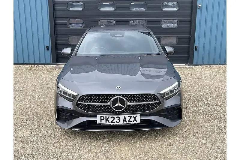 Begagnad Mercedes A200 Executive 163 HK (119 kW) 2023 Grå Halvkombi