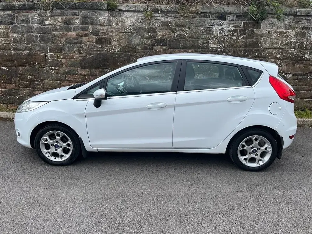 Used Ford Fiesta Zetec 82 HP (60 kW) 2012 White Hatchback