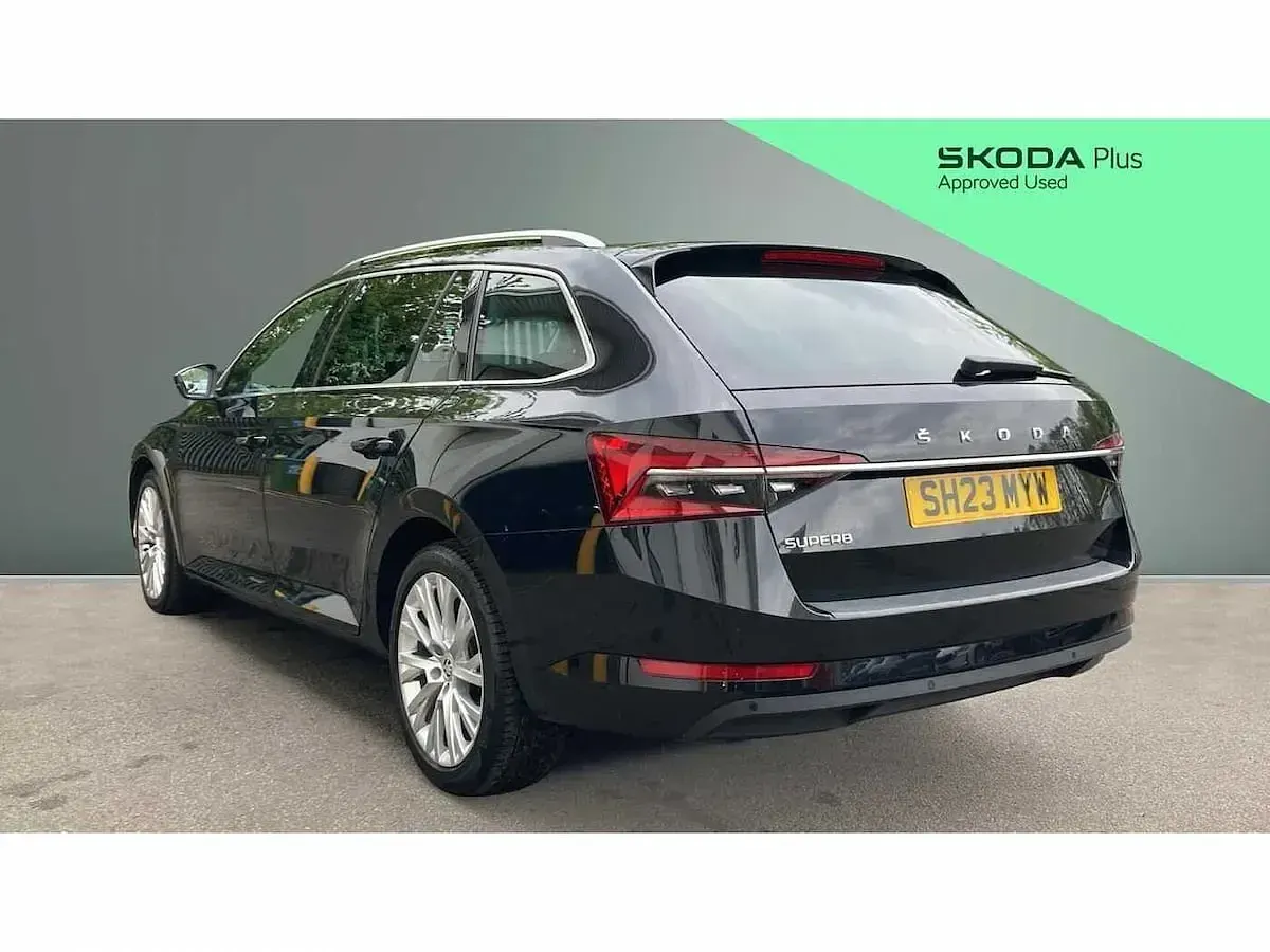 Usado Skoda Superb SE L 160 CV (117 kW) 2023 Negro Familiar