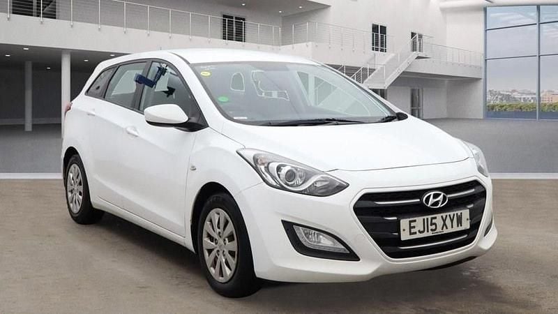 Used Hyundai i30 110 HP (80 kW) 2015 White Estate
