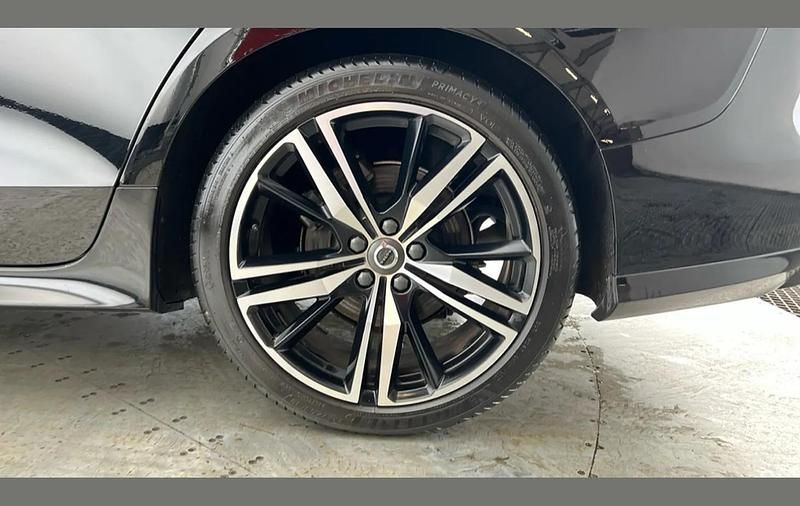 Used Volvo V60 R-Design 161 HP (118 kW) 2022 Black Estate