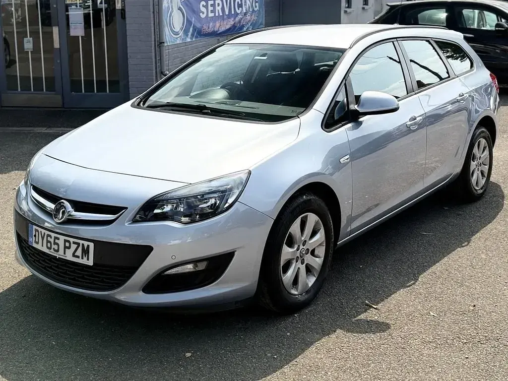 Used Vauxhall Astra Design Edition 115 HP (84 kW) 2015 Silver Estate