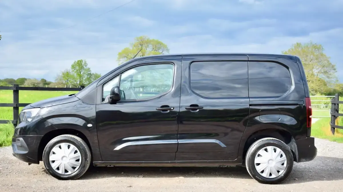 Second-hand Vauxhall Combo 100 CP (73 kW) 2023 Negru Monovolum