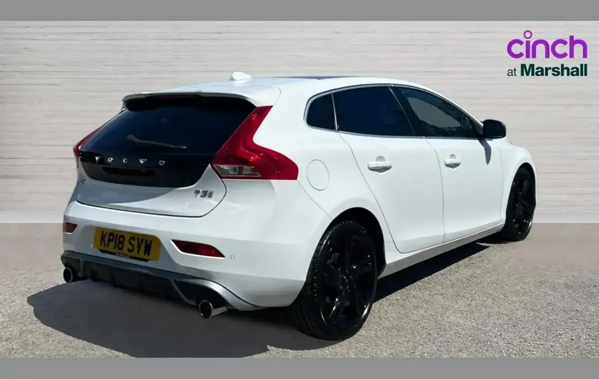 Used Volvo V40 R-Design Pro 152 HP (111 kW) 2018 White Hatchback
