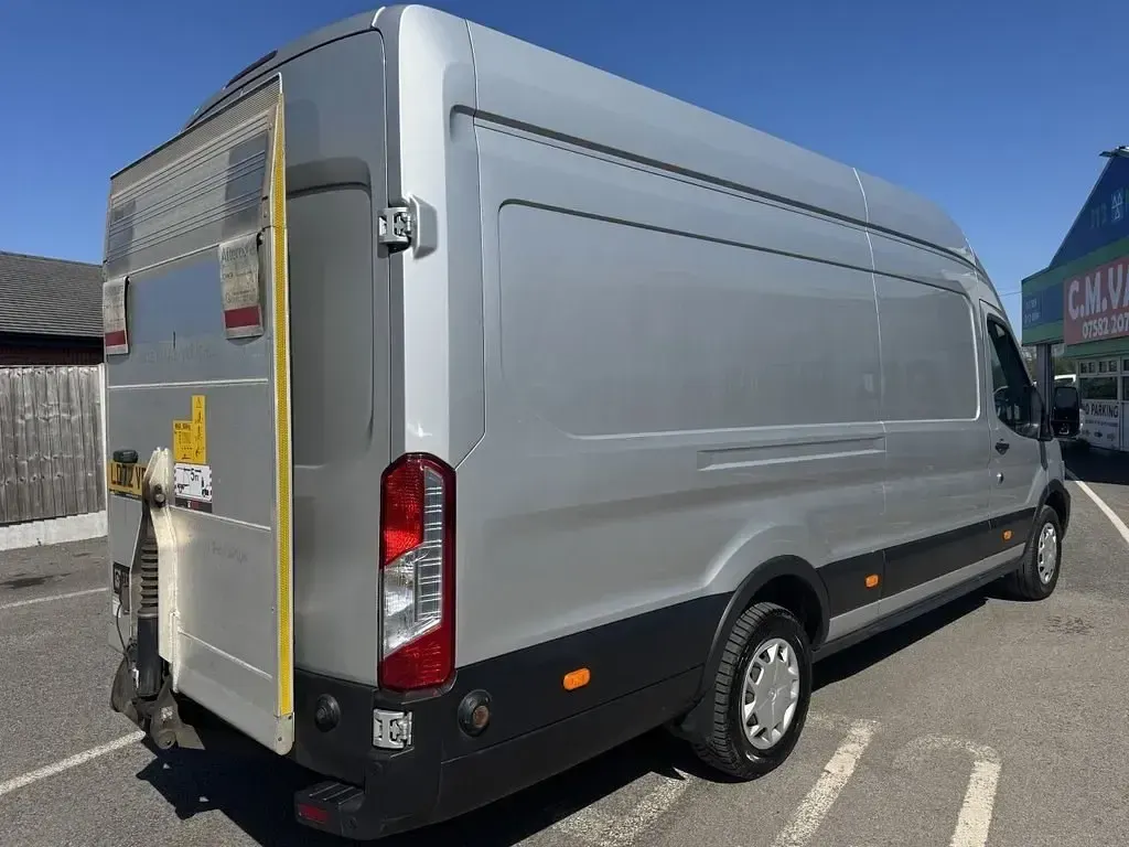 Usado Ford Transit Trend 130 HP (95 kW) 2022 Prateado Van