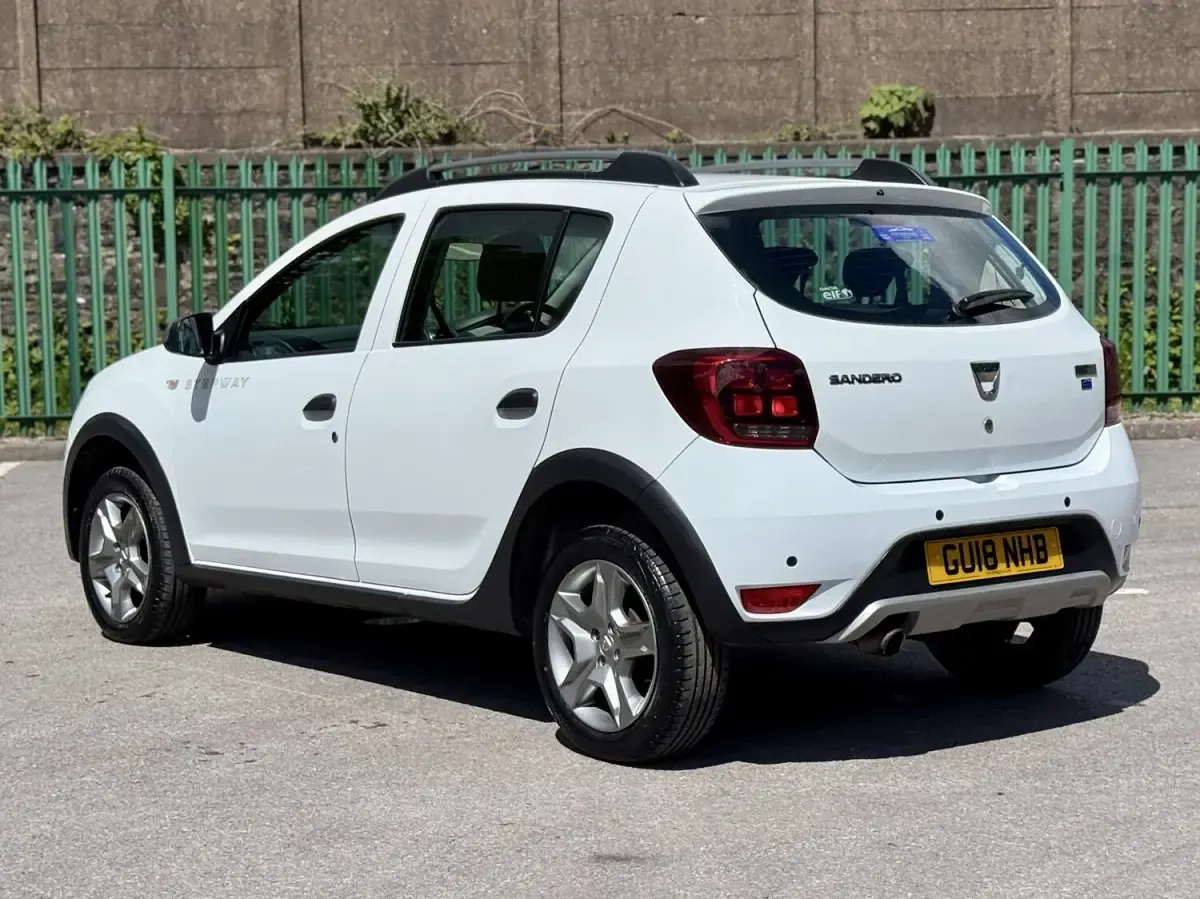 Used Dacia Sandero Lauréate 90 HP (66 kW) 2018 White Hatchback