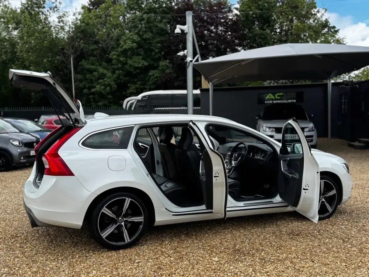 Usado Volvo V60 R-Design 2017 Blanco Familiar