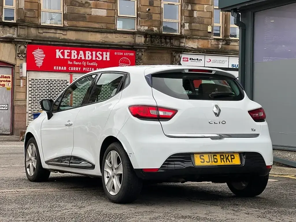Used Renault Clio IV Dynamique 90 HP (66 kW) 2016 White Hatchback