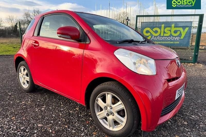 Used Toyota iQ 68 HP (50 kW) 2010 Red Hatchback