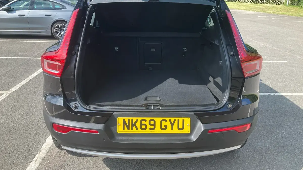Used Volvo XC40 Momentum 163 HP (119 kW) 2019 Black SUV