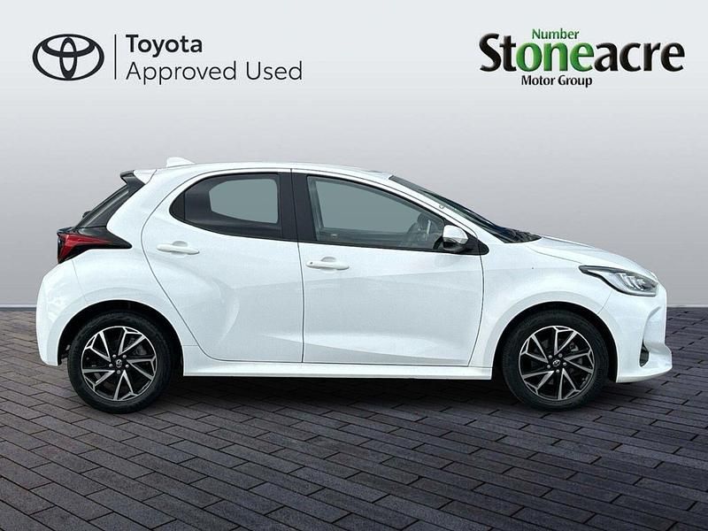 Used Toyota Yaris Hybrid Design 116 HP (85 kW) 2023 White Hatchback