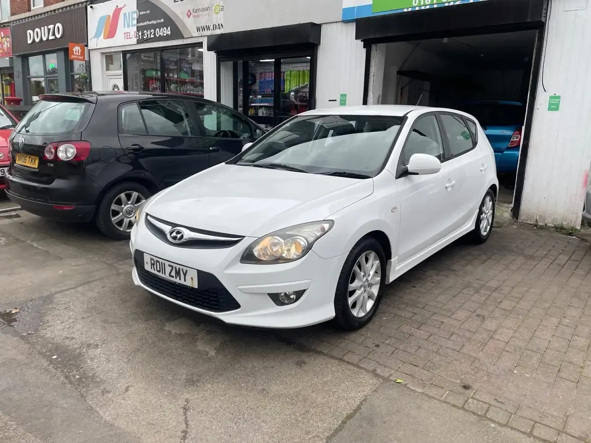 Used Hyundai i30 Comfort 108 HP (79 kW) 2011 White Hatchback