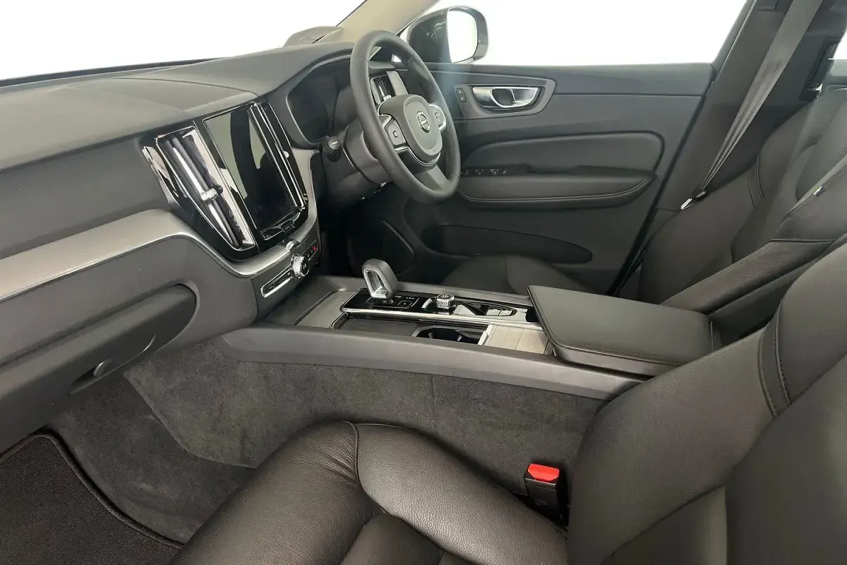 Used Volvo XC60 Core 250 HP (183 kW) 2022 Grey SUV