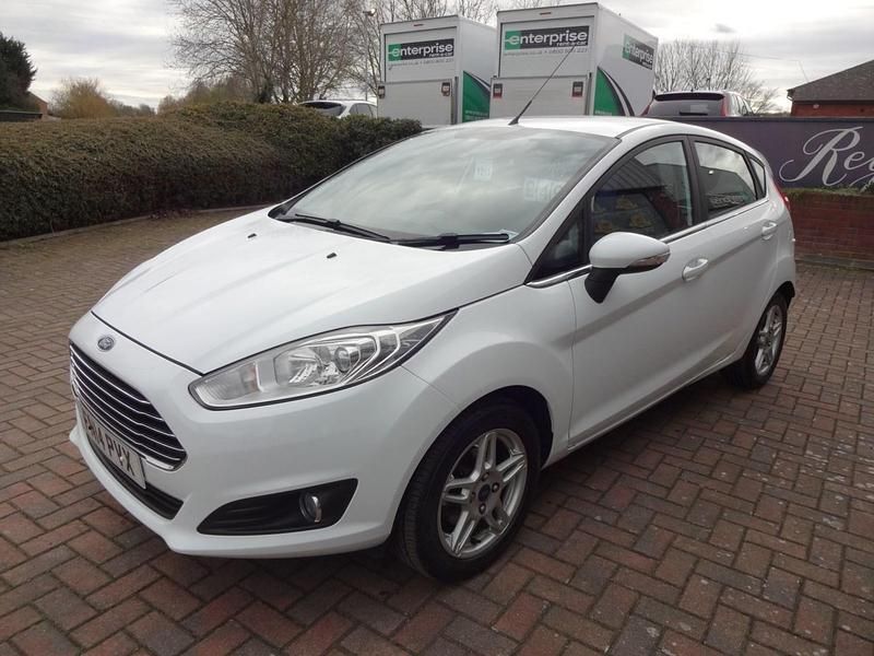 Used Ford Fiesta Zetec 100 HP (73 kW) 2014 White Hatchback