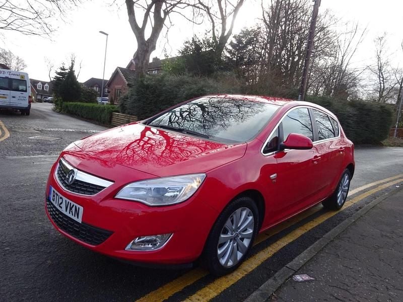Used Vauxhall Astra 115 HP (84 kW) 2012 Red Hatchback
