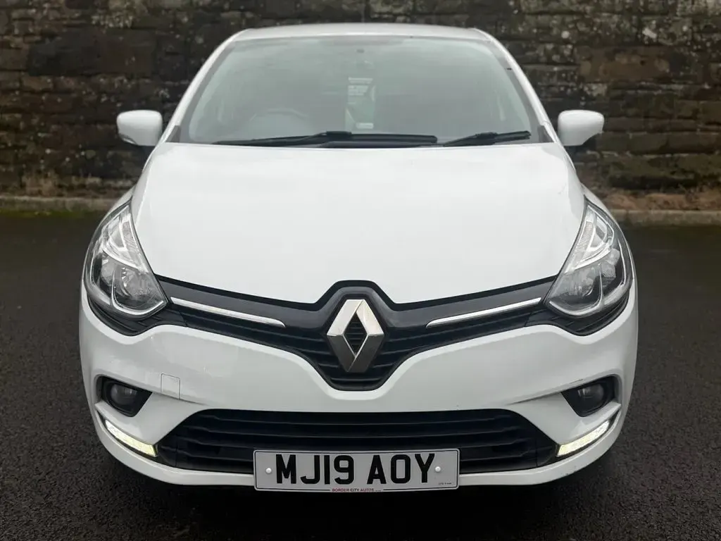 Used Renault Clio Iconic 75 HP (55 kW) 2019 White Hatchback